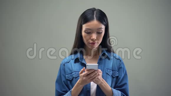 女人在智能手机上阅读信息变得非常快乐彩票中奖视频的预览图