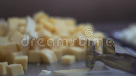 慢动作自助餐上碗中的大片奶酪视频的预览图