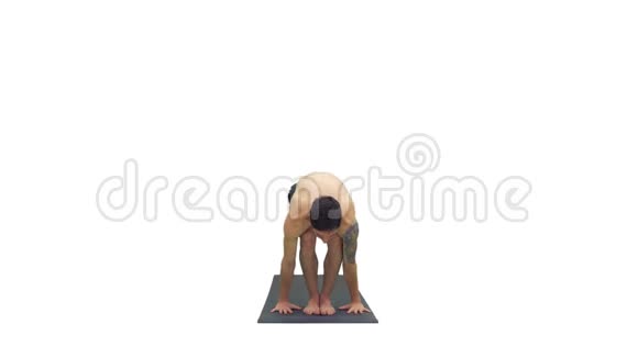 男子做瑜伽运动向下和向上面对狗姿势阿多穆卡什瓦纳太阳敬礼姿势和扭转视频的预览图