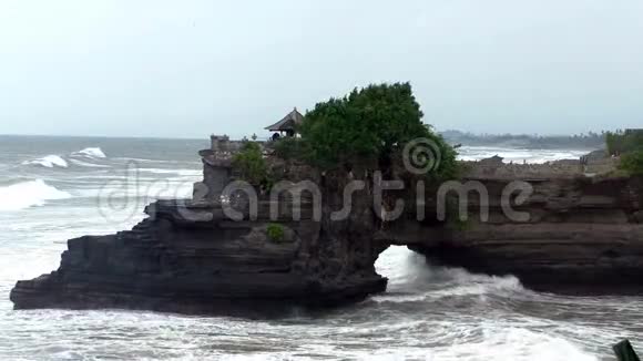 从印度尼西亚巴厘岛海崖上的PuraTanahLot寺附近的山上俯瞰全景视频的预览图
