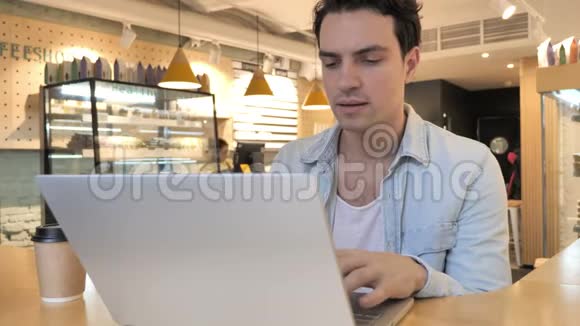 年轻人因失去贸易而心烦意乱坐在咖啡馆里视频的预览图