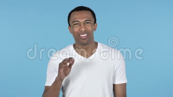 有牙痛的非洲青年男子蓝底视频的预览图