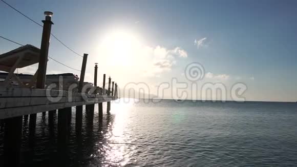 早晨的海景漂浮着空的太阳的浮舟在海边缓慢地移动视频的预览图