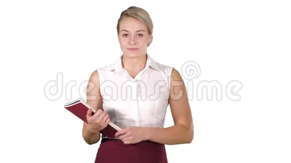 穿正装的女人打开笔记本以白色背景看里面视频的预览图