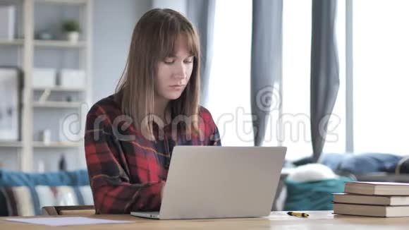 令人震惊的精神恍惚的年轻女孩在笔记本电脑上闲逛和工作视频的预览图