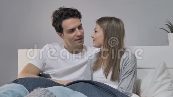 年轻夫妇在床上放松时谈情说爱视频的预览图