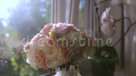 新娘花束美丽的鲜花新郎新娘日视频的预览图