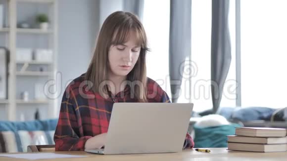 攻击性休闲少女思考与笔记本电脑工作视频的预览图