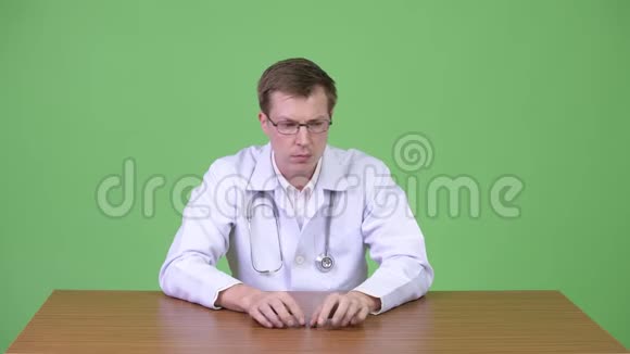坐着有问题的悲伤医生视频的预览图