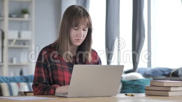 生病的小女孩咳嗽和在笔记本电脑上工作视频的预览图