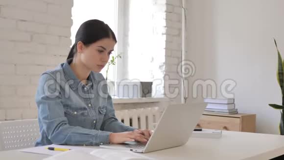 令人震惊的令人震惊的年轻女孩在笔记本电脑上闲逛和工作视频的预览图