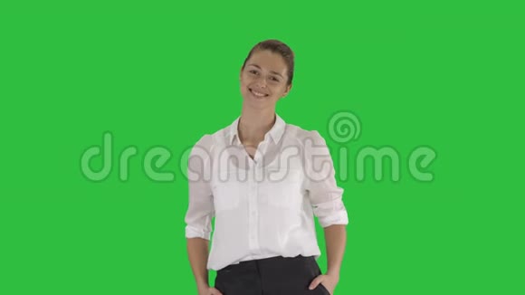 看着伟大的令人惊叹的乐观的商业女性在绿色的屏幕上微笑色度键视频的预览图
