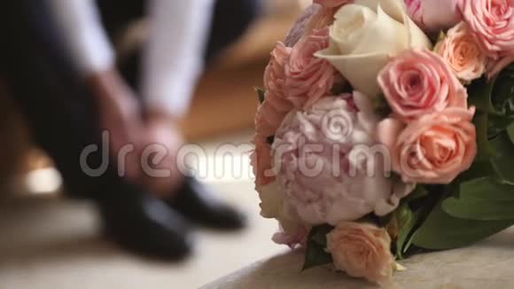 新娘花束美丽的鲜花新郎新娘日视频的预览图