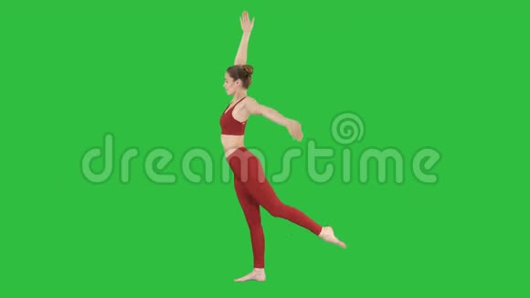 瑜伽姿势女人做伸展腿腿在绿色屏幕上分裂铬键视频的预览图