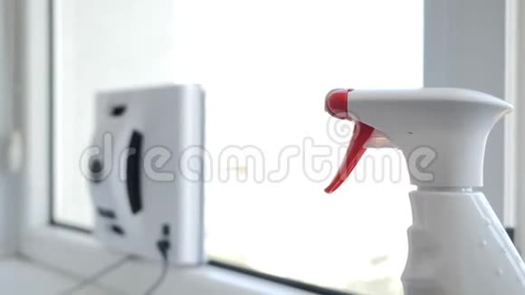 清洁服务小型白色机器人玻璃垫圈在公寓窗户上移动和旋转关闭现代智能视频的预览图