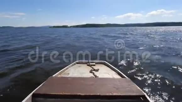 夏天在湖边划船金属钣金船的鼻子和闪闪发光的水视频的预览图