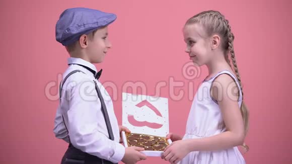 快乐的一对孩子一起吃巧克力糖果浪漫的约会爱情视频的预览图