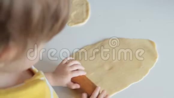 小女孩做饼干面团视频的预览图