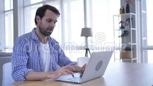休闲胡子男在笔记本电脑上的在线视频聊天视频的预览图