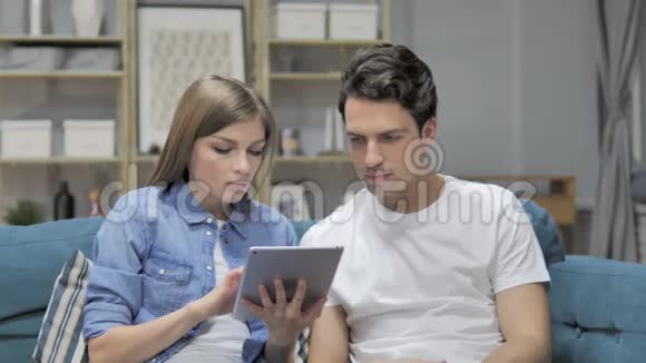 在家中使用平板电脑时震惊的夫妻视频的预览图