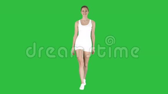 运动风格的女人走在白色的绿色屏幕铬键视频的预览图