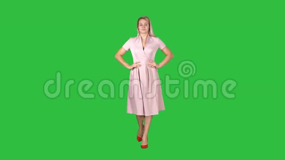 令人惊讶的美丽女人走路双手放在臀部令人惊讶的面部情绪在绿色屏幕上色度键视频的预览图