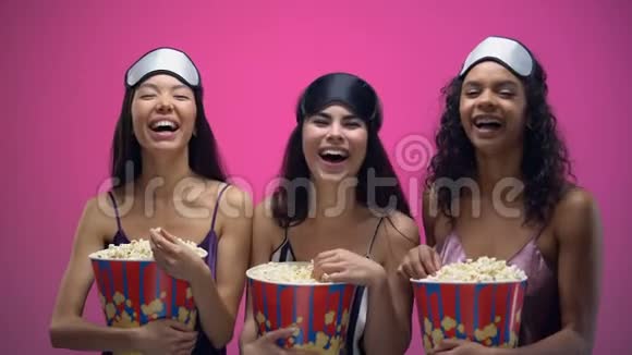 三个戴着眼罩的女孩吃着爆米花着爆米花一边大声笑滑稽的喜剧视频的预览图