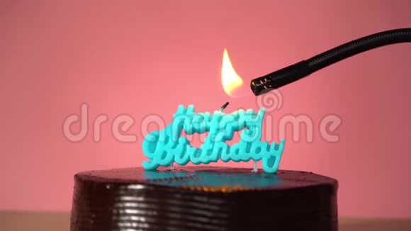 生日蛋糕上放着点着蜡烛纸屑掉在背景上视频的预览图