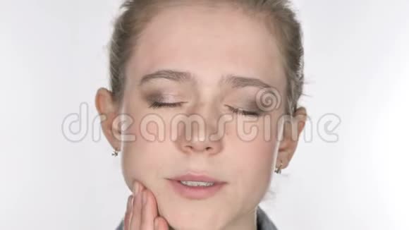 牙痛闭合有牙齿感染的临时年轻女子视频的预览图
