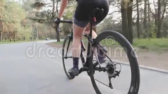 三项运动员在城市公园骑自行车训练脚踏技术腿部肌肉收拢三项全能概念视频的预览图