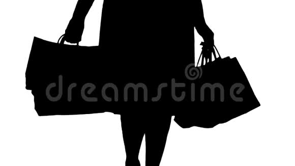 剪影一天后购物年轻女子边走边背着购物袋视频的预览图