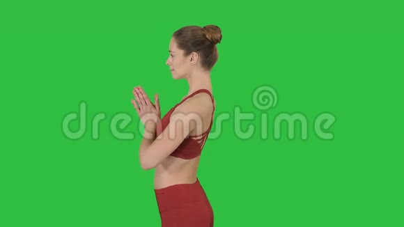年轻迷人的女人练习瑜伽伸展在乌斯特拉萨纳锻炼骆驼姿势在绿色屏幕上Chroma键视频的预览图