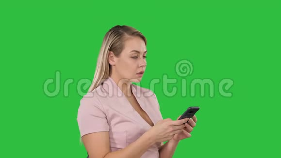 员工在绿色屏幕上发送发送和阅读信息Chroma键视频的预览图