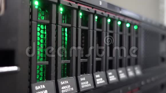 工程师在服务器机房检查硬盘集群服务器数据室概念30关上门工程师手视频的预览图