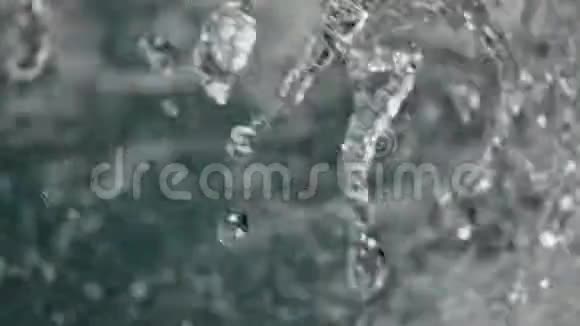泉水在空气中喷涌而出视频的预览图