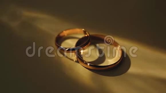 两个结婚戒指在美丽的灯光下不错的特写视频的预览图