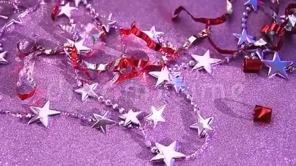 圣诞快乐或情人节背景由装饰火花和纸屑在紫色和粉红色的背景视频的预览图