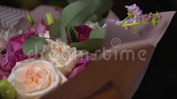 一束玫瑰和菊花隔离在黑色上视频的预览图