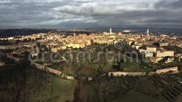 空中建立锡耶纳市意大利托斯卡纳视频的预览图