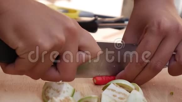 女人手在厨房里露天切蔬菜和青菜女人用刀子做饭一步一步视频的预览图