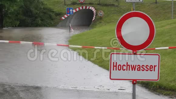 德国的洪水和封闭道路视频的预览图