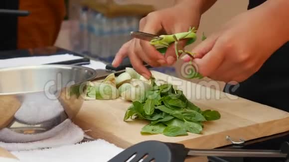 女人手在厨房里露天切蔬菜和青菜女人用刀子做饭一步一步视频的预览图
