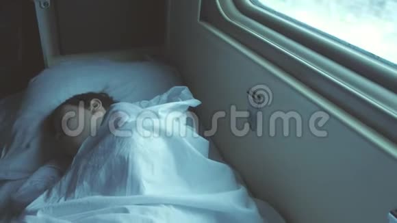男孩一大早就睡在一列火车的车里视频的预览图