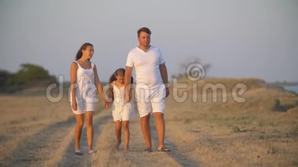 爸爸妈妈和女儿走在大自然中视频的预览图