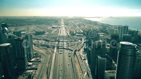 大城市公路交叉口和现代摩天大楼的道路交通鸟瞰图阿联酋迪拜视频的预览图