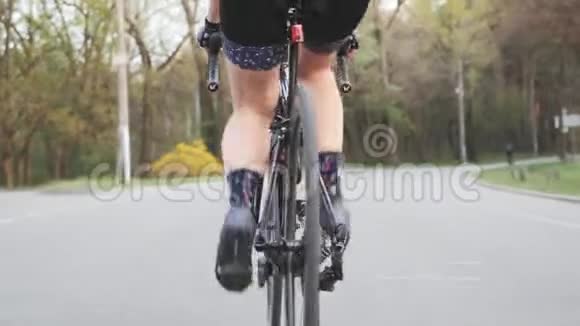 女孩骑自行车的腿踏板技术关闭踏板运动自行车的概念自行车上的主动训练视频的预览图