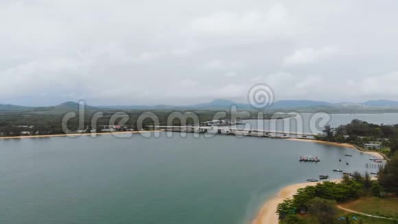 无人机鸟瞰大桥高速公路收费近天然大江大山视频的预览图