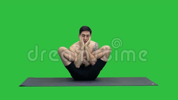 练习瑜伽练习量表波斯托拉萨纳在绿色屏幕铬键视频的预览图