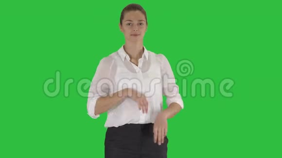 体贴的女人双手交叉放在绿色屏幕上彩色键视频的预览图