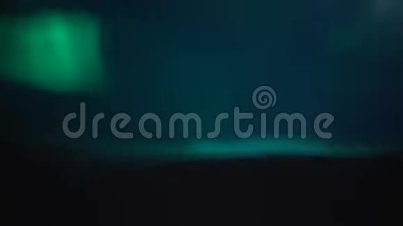 绿色粒子的光随机失真老屏幕的概念视频的预览图